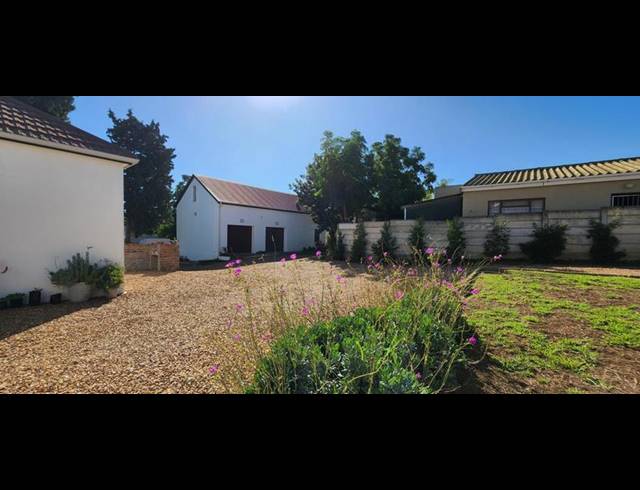 4 BEDROOM HOUSE FOR SALE IN BERGZICHT